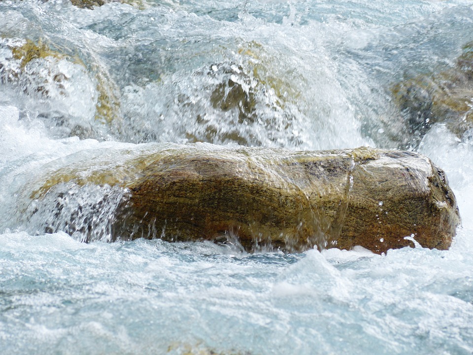 Mandorla-Natursubstanz: reines Quellwasser aus den heimischen Bergen