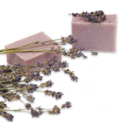 Lavendelseife, Bio-Luxus mit Seide, Sheabutter und Mandelöl, duftet klassisch nach Lavendel, cremiger Schaum.